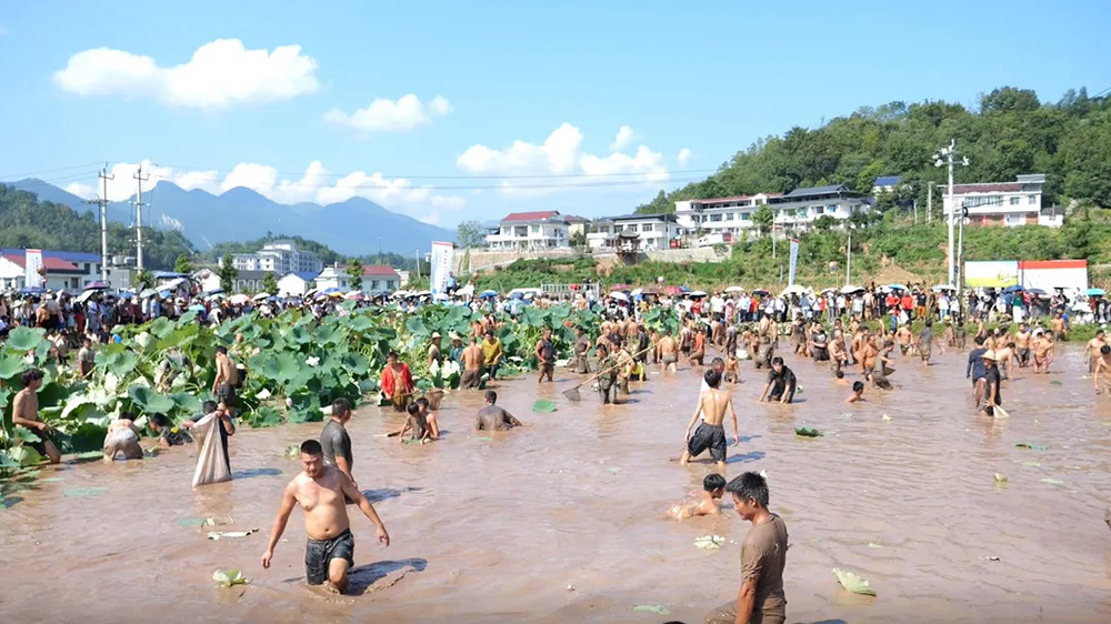 桑植民歌寨第六屆民俗文化旅游周活動(dòng)現(xiàn)場.jpg